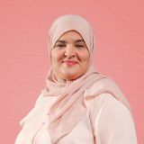 Vrouw met roze hoofddoek 